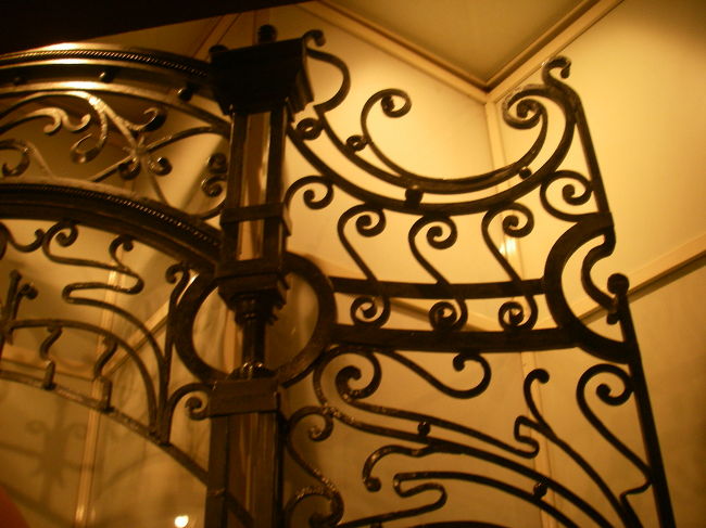 ハノイのみどころに連れて行ってもらった<br />ホーおじさんの記念館的なところへ。<br /><br />ハノイにはこういうアイアンがたくさん見られて、フランス領だったころの色があちこちに残っていてお洒落