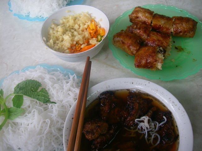 ブンチャーーーーーーー！！とあげ春巻き<br /><br />この旅で一番のヒット、ブンチャー。<br />ブン（米から出来てる麺）を炭火で焼いたつくね（焼肉的な店もあった）をのせて、あまい付けﾀﾞﾚでにつけて食べるつけ麺。<br />はまりすぎて毎日ランチはブンチャーだった。<br /><br />日本に帰ってきても、暑い日なんかはブンチャーが恋しくなる