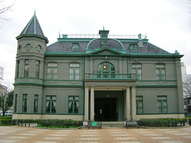 　　　重要文化財<br />　旧福岡県公会堂貴賓館<br /><br />明治43年3月に竣工、今年100年を迎えた。<br />フレンチルネッサンスを基調とする木造公共<br />建物として貴重であるため昭和59年に重要文<br />化財として指定され、保存されている。<br /><br />