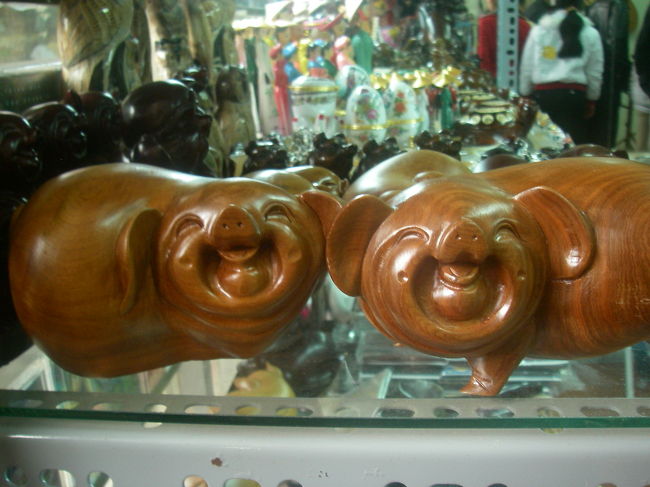 とにかく<br />今回のたびはドゥックのお陰で<br />超やさしさに触れる旅だった。<br /><br />ドゥックは、払ったお金以上にうちらに使ってくれて、初めは申し訳なさが先にきたのだけど、こういう文化なんじゃないかと納得することにして、いろいろよばれちゃいました。<br />お土産もたくさん買ってくれた！<br />カフェをやるのーといったので、お店においてねと貝の細工とか（置いてないけど）、高級なお茶とか、家族用にとお饅頭的なものとか、親戚のおじさん？！というくらいちやほやされて、若い女の子であるうちにもっともっと来よう！！と思わされる旅だった♡　日本じゃ味わえない好待遇でした<br /><br />またくるからね〜〜