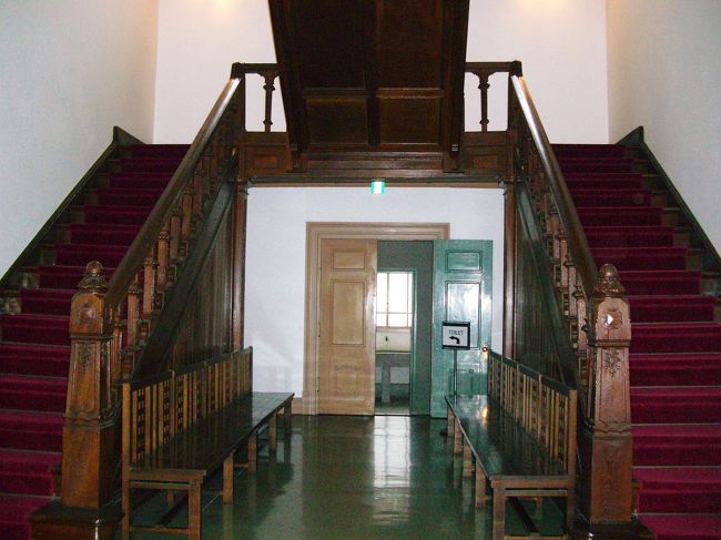 <br />玄関ドアを開けると深紅の絨毯敷きの<br />アプローチと両脇の階段が目に飛び込<br />んで来ます。<br />