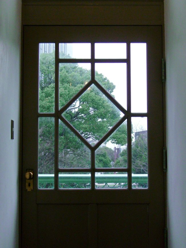 <br /><br />２階の廊下に設えてあるドアは窓額縁。<br />緑の向こう側から柔らかな光が差し込<br />み... 心が和みます^^<br />