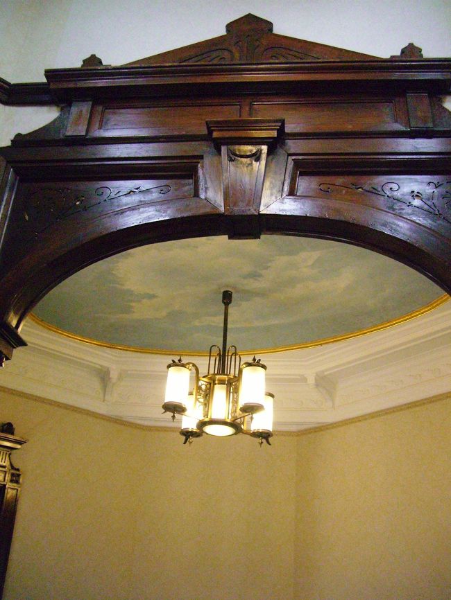 <br />八角塔部分が貴賓室<br /><br />入口の瀟洒なレリーフに目を奪われます。