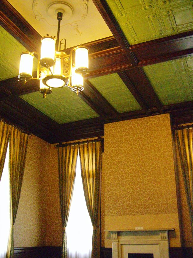 <br />２階食堂<br />奥に大理石の暖炉が見えます。<br />天井の意匠表現も素晴らしいですね！