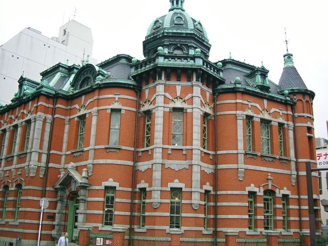 福岡市赤煉瓦文化館<br />（東京駅と同じ辰野金吾氏の設計）<br /><br />日本生命九州支社の社屋として明治42年2月竣工<br />昭和44年 国の重要文化財に指定されたのを機に<br />福岡市が買収後、歴史資料館として活用<br />平成4〜5年に復元・整備を行い、平成6年現在の<br />福岡市赤煉瓦文化館として開館したそうだ。<br /><br /><br />