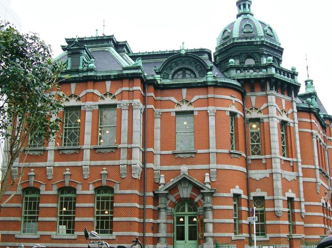 佐賀出身“明治の建築王”と呼ばれた辰野金吾氏<br /><br />中央部にドームを載せて小塔や屋根窓を多彩に<br />配した屋根、赤煉瓦に白い花崗岩の帯を使った<br />外壁は１９世紀にイギリスで流行ったクィーン<br />アイ様式の応用で「辰野式」と呼ばれるとか。