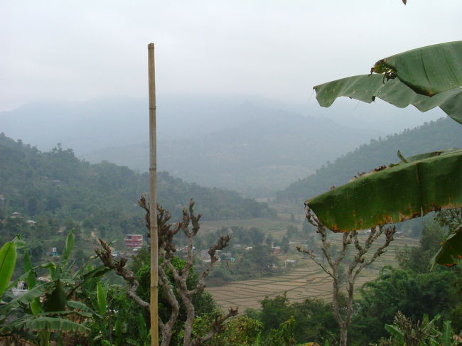 長距離バスでカトマンズからポカラに向かいます。殆どがネパール人でした。バスのチケットが外国人はかなり高かった。田舎な道をどんどん進んでいきます。