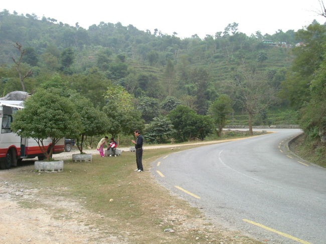 ポカラへの道途中で、ネパール人は全員バスから降ろされ、何事かと思っていたら持ち物、身体検査をされていました。今はどうだか分からないですがこの頃はマオイストの活動が非常に活発で、新聞のニュースは毎日その話で持ちきりだった。そんな中旅に来てしまった私は初めは心配していたけれど、いざ行って見たら、結構平穏な日々でした。身体検査をされていた人たちも手馴れた様子で、何事も無かったかのように全員バスに戻ってきた。そういえば私一人だけだった。バスに残ってたのは。笑 