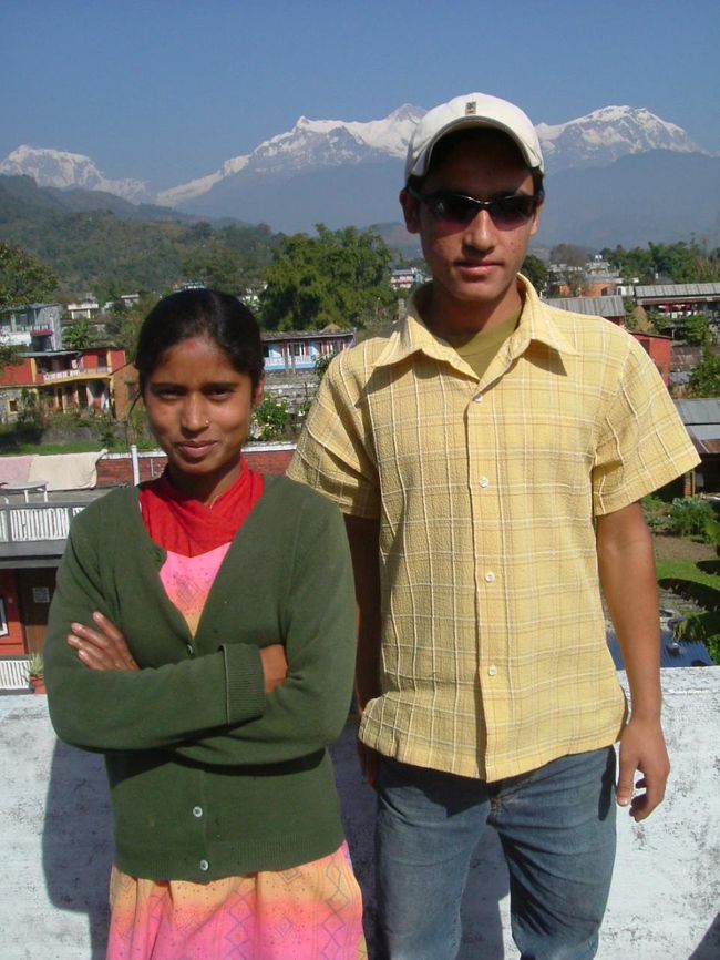 宿で働いていた二人。女の子はすごく背が小さかったので、私でも隣に並ぶと長身に見えた。<br />ネパールの女性の識字率は半分ぐらいだと聞いてびっくりした。この子はどうだったんだろう。<br /><br />ここは宿の屋上。寒い日は部屋にいるより屋上が一番良い。洗濯物を干したりもしてみた。