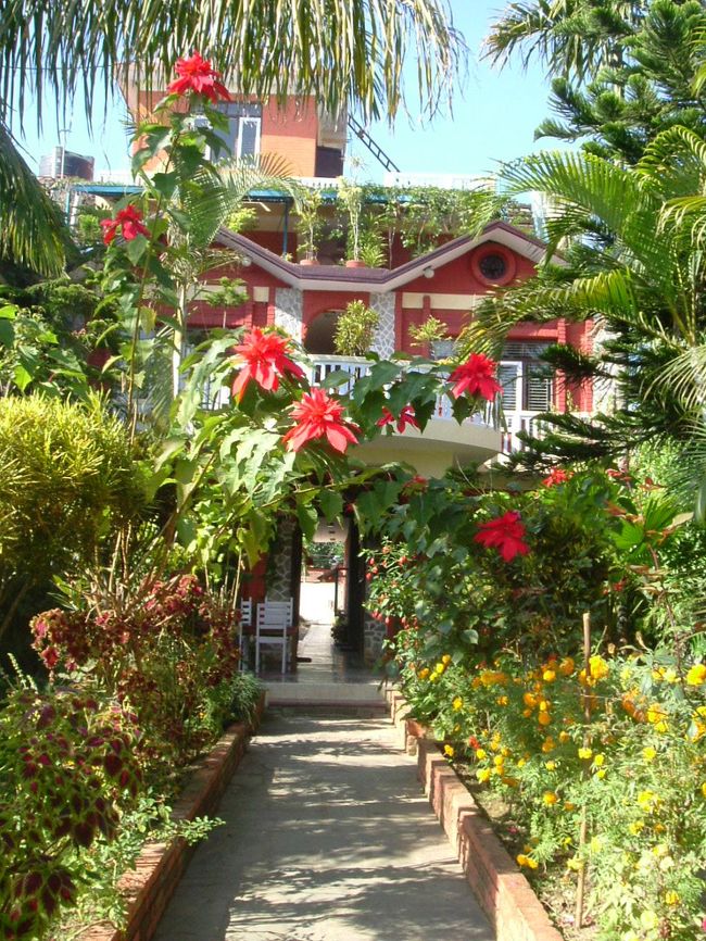 宿の正面から。緑や赤が鮮やかで素敵です。ネパールは日中と夜間の温度差が激しく、意外に寒い思いをすることが多かった。