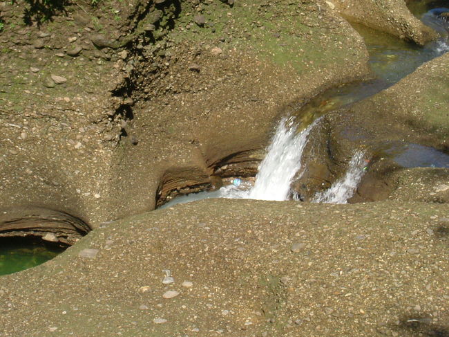 パタレ・チャンゴという洞窟。別名Devi's fall。昔Deviさんという人が滝に落ちたということがあったらしい。あまり良い写真が無いな…　ポカラでの移動は殆どレンタサイクル。地図片手にいろいろまわりました。が、自転車がひどいのが多く、パンクしてたり、ブレーキが片方利かなかったり。