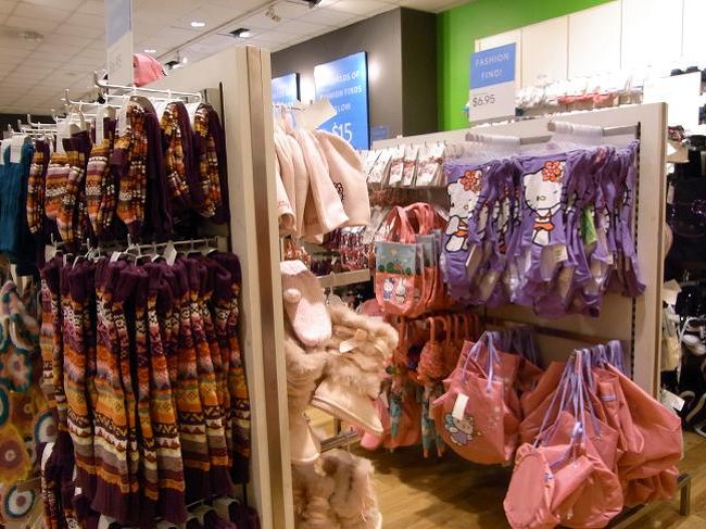 で、面白かったのがキティちゃんのオンパレード♪<br />サンリオの決算が良かったと何かで読んだ気がするが、なるほど。<br />とにかく海外どこに行ってもキティちゃんに会う。（＾＾；　すごい。<br />超有名人、もとい、有名猫？ちゃん。<br />今はやりの熊やウサギのＩpod用ぬいぐるみのミニスピーカーに、「これ目が無いよ？」という子供を見たことがあるけれど、キティちゃんに口が無いのには納得しているんだろうか？（＾＾<br /><br />