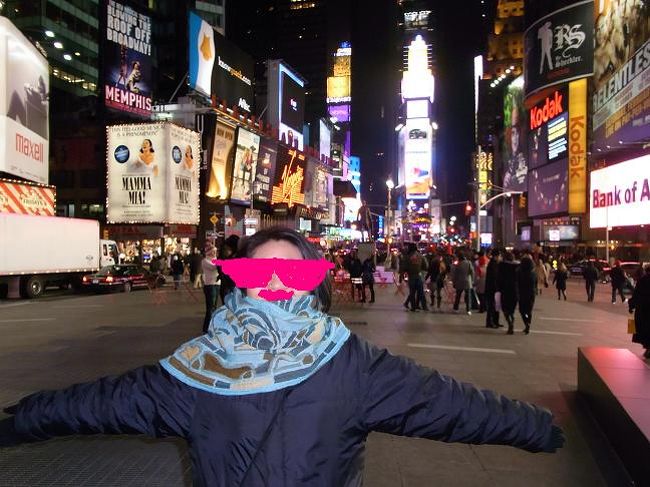 さあ、いよいよタイムズスクエアに。<br />ホテルから歩いて来れる距離だった。<br />ウルトラマンに出てくる怪獣みたいな私。