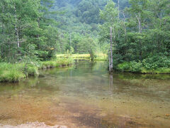 田代池。

霞沢岳から流れ出す伏流水がたまってできました。

水面が透き通っているので、底まで見えます。