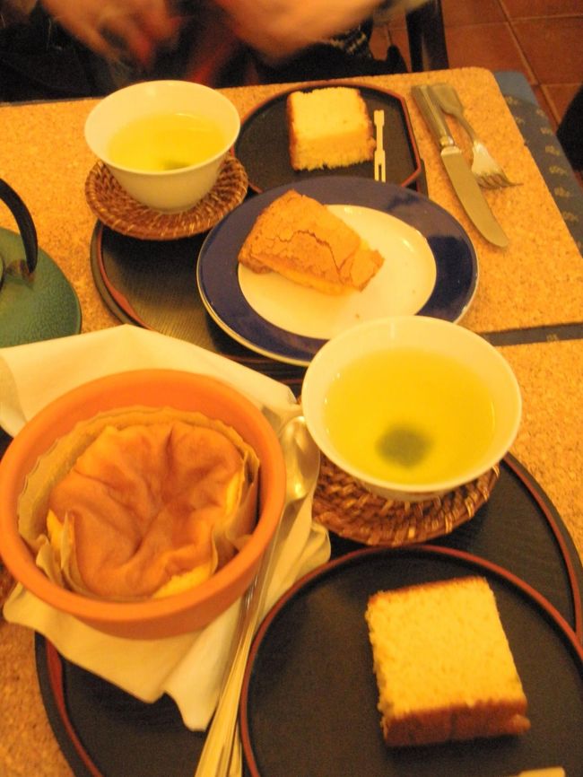 手前左側、ﾎﾟﾙﾄｶﾞﾙのﾊﾟｵﾝ･ﾃﾞ･ｵｰ。ｶｽﾃﾗの原型。ﾊﾟﾝｹｰｷみたい。右側はｶｽﾃﾗ。これもまた美味しい。<br />ｶｽﾃﾗ食べ比べ３ﾕｰﾛ。<br />このお店のﾎﾟﾙﾄｶﾞﾙの素朴なお菓子もいろいろ購入。帰国前にまたよることにして、アズレージョ美術館へ<br />歩いてバス停を探して759番バスで移動。