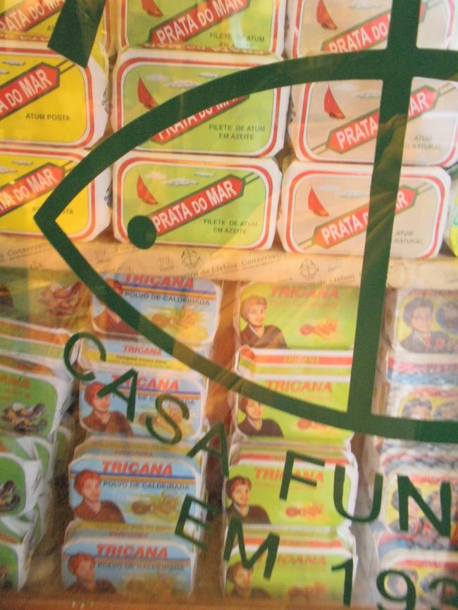 ｺﾙﾒｼｵ広場近くに戻ってきて、観光客で一杯の缶詰屋さん（Conserveia de Lisboa)へ。