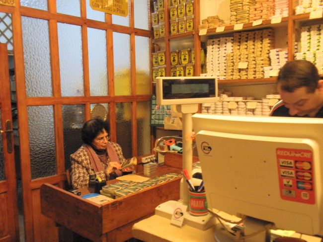 こちらのレジでひとつひとつレトロなラッピングをしてもらえます。お土産にイイですよ。