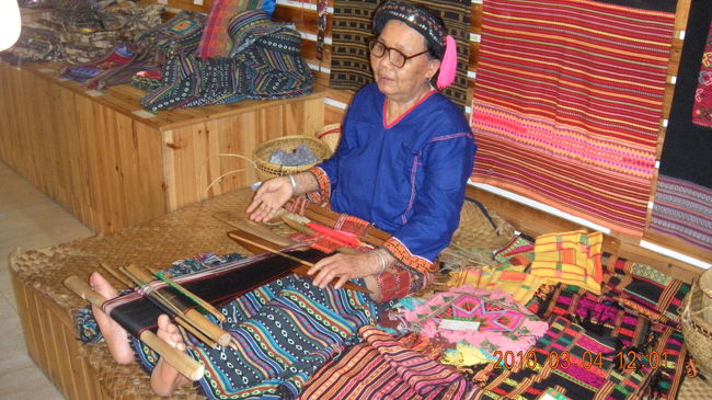 少数民族（李）の女性。<br />刺繍や織物などをデモンストレーションしていました。