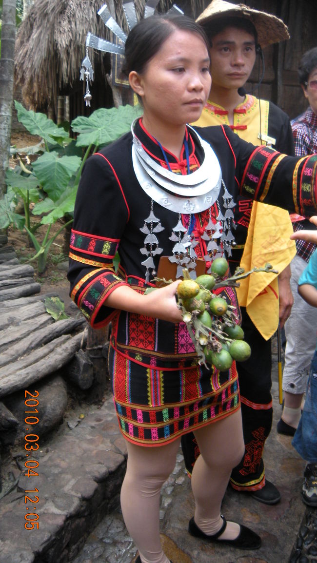 とってきた実を配る女性。