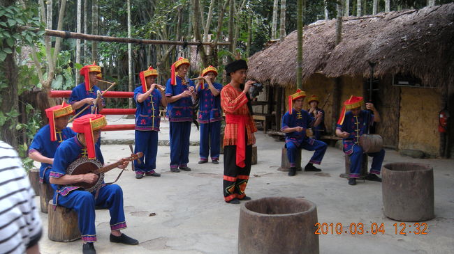 歌や楽器演奏の披露。