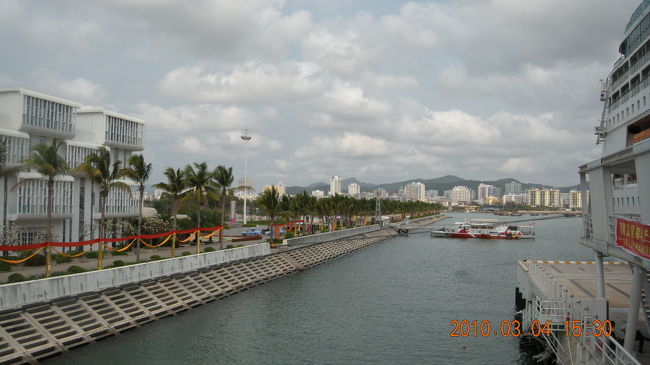 ボーディングブリッジから海南の町を撮影。