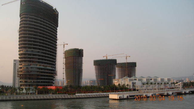 （デッキから）港に建築中の建物。