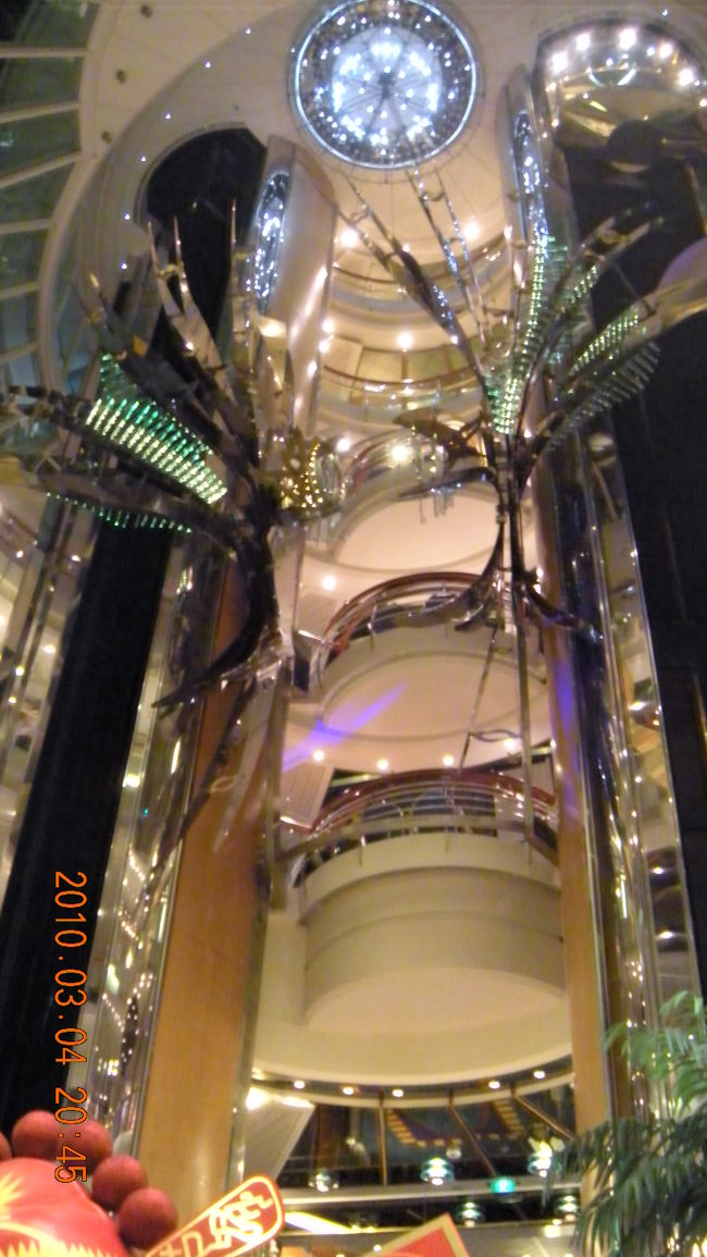 船中央のシースルーエレベーター。