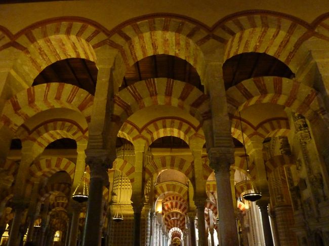 メスキータ内部です。この幾何学模様は何とも言えません。