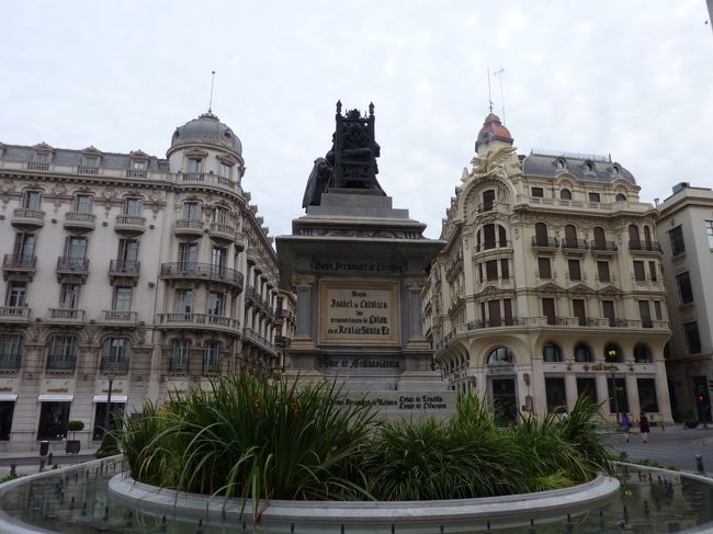 グラナダに到着したあとはバスで大通りまで。<br />その後、アルハンブラバスというバスをつかって<br />アルハンブラ宮殿の隣にあるホテルに行きました。<br />アリサレスホテルというところですが<br />アルハンブラ宮殿まで徒歩3分程度。<br />四つ星ですが＠4000円という安さ。<br />すごくコストパフォーマンスが良かったです。<br /><br />http://4travel.jp/overseas/area/europe/spain/granada/hotel_tips/10157191/