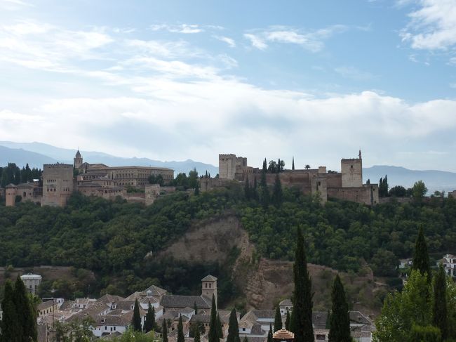 アルハンブラ宮殿です。<br />これは丘に行かないと見れませんので<br />アルハンブラバスに乗って丘近くの駅に<br />降りる必要があります。<br />観光客がダダダっと降りるのでなんとなく目印になります。<br />ただ、行き帰りの観光客とバッティングに注意です。