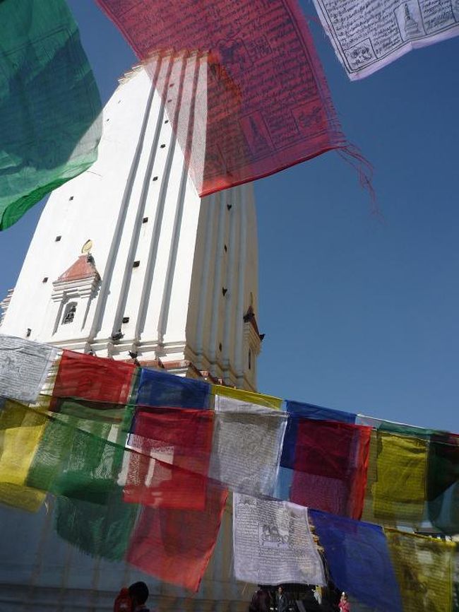 経典と白い塔。