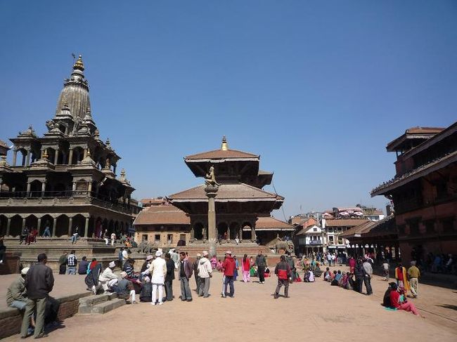 地元の人、観光客で賑わう。