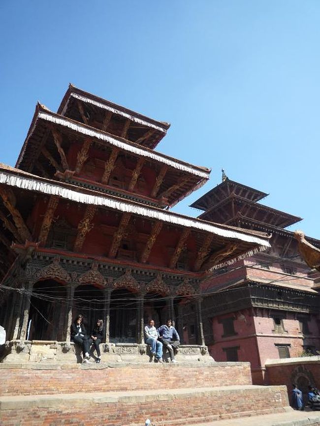 暑さしのぎで座ってる地元民多し。