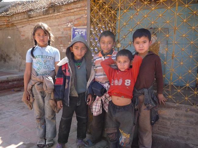 パタンのガキども。<br />時代遅れのへそだしルック。