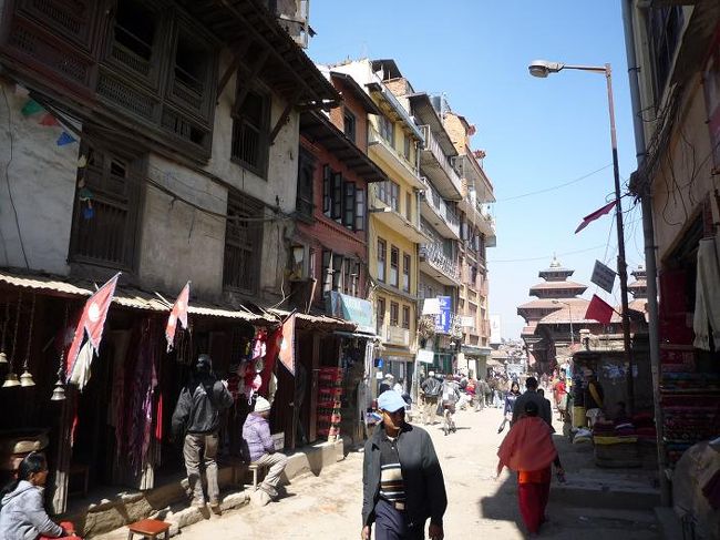 パタンの細い道を歩いてみませう。