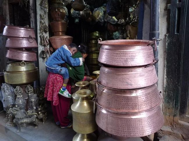 背中のガキはカメラ目線。