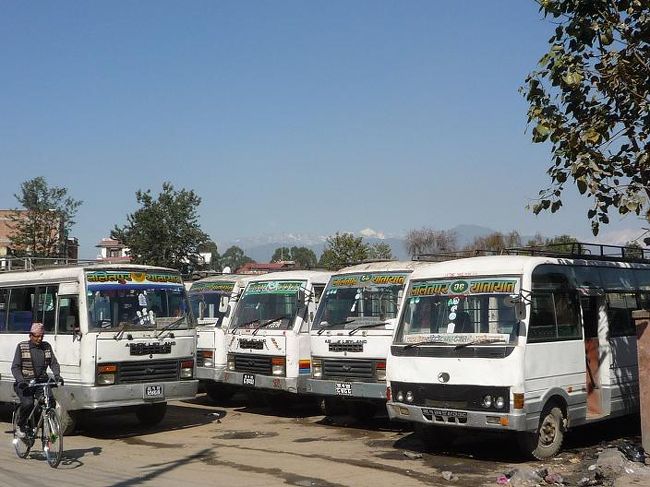 こんなバスでカトマンズのタメル地区まで戻った。