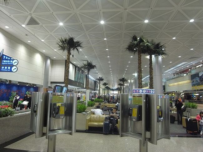 3時間なんてあっという間に、桃園国際空港に到着。<br /><br />帰りは、台湾発券のJALで帰りますので購入した「勝美旅行社」に、パスポートに押された台湾入国の写メを送信します。<br /><br />購入のやりとりはメールでして、代金はクレジットカードで支払い、チケットはEチケットですから、あとは明日乗る時にチェックインカウンターに行くだけです。。