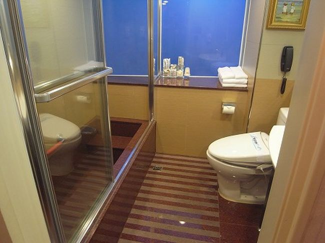 そして、このホテルでいいのはウォシュレット付きのトイレと、スチームサウナ付きのお風呂！<br />これはなかなか快適です。(^^)v