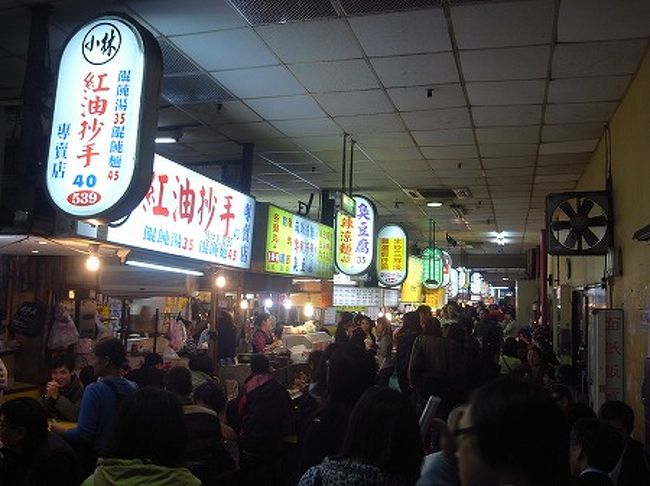 土曜日ですから大賑わいです。