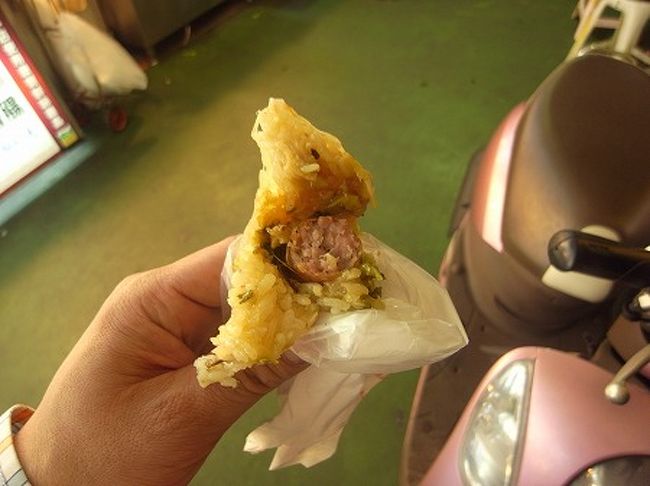 食べてみますと、赤いソーセージ（これ小腸）を白く太いソーセージ（これが大腸）にホットドックのように挟んで食べます。<br />でも、この白く太いソーセージと思っていたら、実はご飯んです。<br />きりたんぽみたいのもので、ライスホットドッグって感じです。<br />ボリュームもあり、おいしかったですよ。