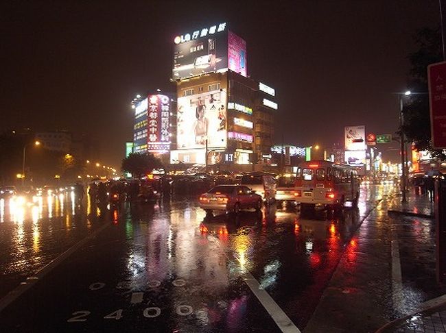 食べ終わり外にでると、大雨・・・<br />別にすることもないので、ホテルに帰ることにします。<br />ほんと台湾では雨ばかりです・・