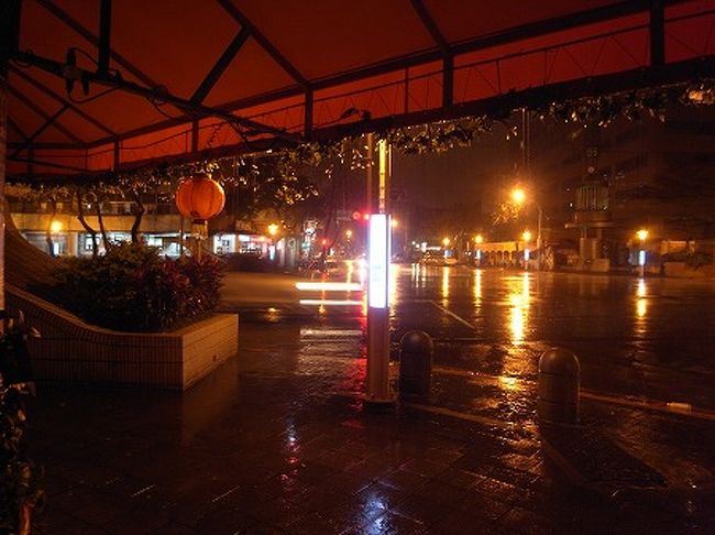 気が付いたら夜中1時。。<br />そういや、ＪＡＬからなんの連絡もないので、まだ帰り便が確定してないようだ。<br />急に心配になってきて、ネットで調べることにするが、<br />このホテルの無線ＬＡＮの電波が微弱で、なかなか拾えない・・<br />しかたないから、台湾に到着時にソフトバンクの携帯なら、ＳＭＳでWI-FLY（公衆無線LAN）の案内が来てたので、それで繋ごうと携帯から 963をかけて日本語ガイダンスで進むと、IDとパスワードが発行されたが繋がらない・・・カスタマーセンターに電話かけるがこの時間は英語対応。<br />片言英語で悪戦苦闘するが、全然伝わらず断念・・・<br />そうこうしてると、もう3時過ぎ・・・<br /><br />これは、空港に行ってカウンターで空席待ちした方が確実と判断し、関空行きの朝8：40発のチェックインカウンターが開く6時過ぎに空港に行くことにした。<br />もし、これに乗れなくても13時発があるし、無理言うて成田行きという手もある。<br />本当は午後便で帰りたいが、もし乗れなかったらヤバいので早朝から空港へ。