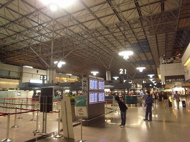 なんとか、無事空港に到着・・・朝からバタバタです・・・<br />さぁ、ここからが本番！<br />チェックインカウンターで勝負です。<br /><br />JALのカウンターに行くと、中華航空のスタッフがスタンバイ。。<br />これから、ややこしい話をするのに話通じるかなと考えながら、「今日乗れるか」と聞くと「マンセキ」としがないお言葉・・・<br /><br />「片言の英語で、今日乗りたい旨と、ビジネスへアップグレードの予約も入れてる」と説明。<br /><br />なんとか通じたみたいだけど、JALに乗るんやからチェックインの時も、日本語通じる人を配置してくれへんやろか？？<br /><br />JALにする意味がない気がする・・・<br /><br />