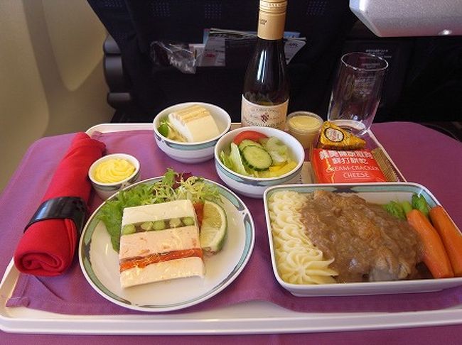 機内食は帰りも洋食。<br />赤ワインも頂きます。。
