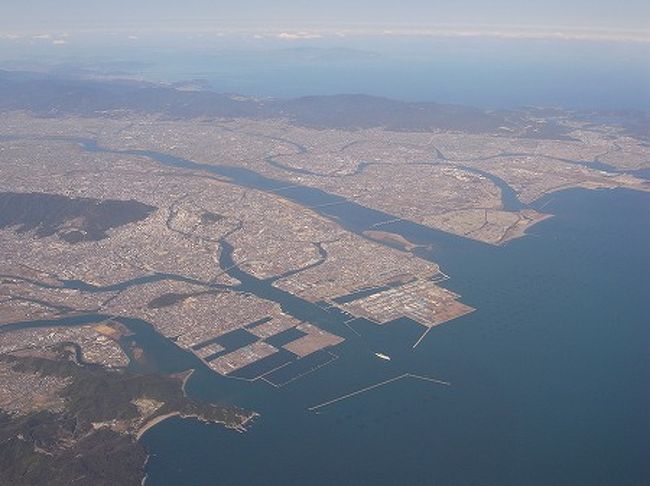 2時間ちょいでもう徳島上空。。<br />関空まであと少し。<br /><br />お昼には無事到着。<br />昨日乗った、CI157便がすでに台北から到着していて、<br />ちょうど24時間での帰国となったわけです。<br /><br /><br />来週はアメリカ行きです。。