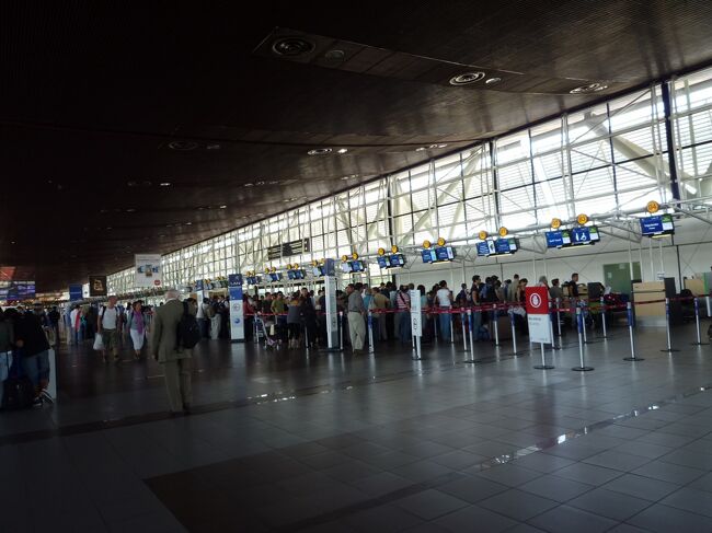 サンティアゴのLAN航空カウンターは、かなり賑わっています。<br />チェックインには、時間が掛かりそうです。