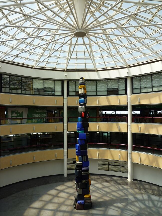 名物のスーツケース重ね。