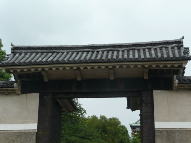 駐車場から　門までは距離がありますが<br />トロリー？が出ていますので利用し　大阪城公園内を<br />眺めながら向かうのもいいですよ。