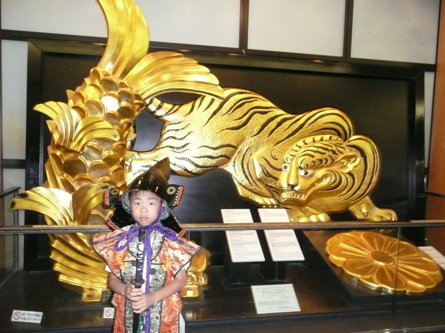 ３００円で　こんな衣装が選べ　写真撮影できます。<br />外人さんが多かったです。<br />撮影中　人に見られるので　ちょっと恥ずかしい・・<br /><br />後ろが実寸の飾りです。<br /><br /><br />城のある大阪城公園内には　屋台もあり<br />イカ焼き　たこ焼きなどで　かるく食事するのも楽しいですよ。